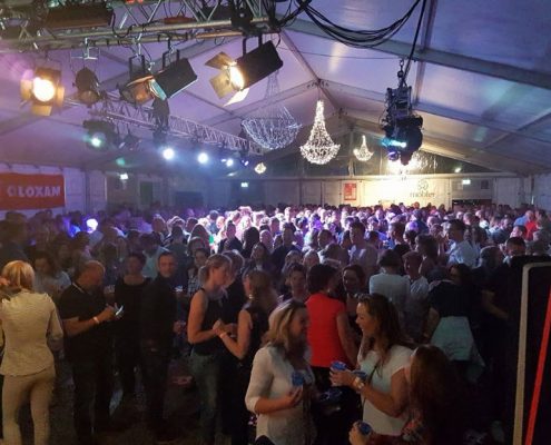 Publiek in feesttent - Nacht van de Koning 2018 met Coverband The Hits